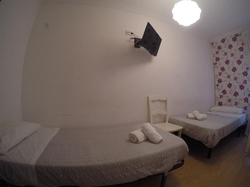 Hostal La Estrella Madrid Exterior photo