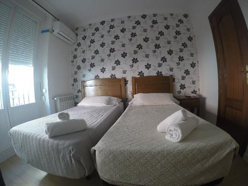 Hostal La Estrella Madrid Exterior photo